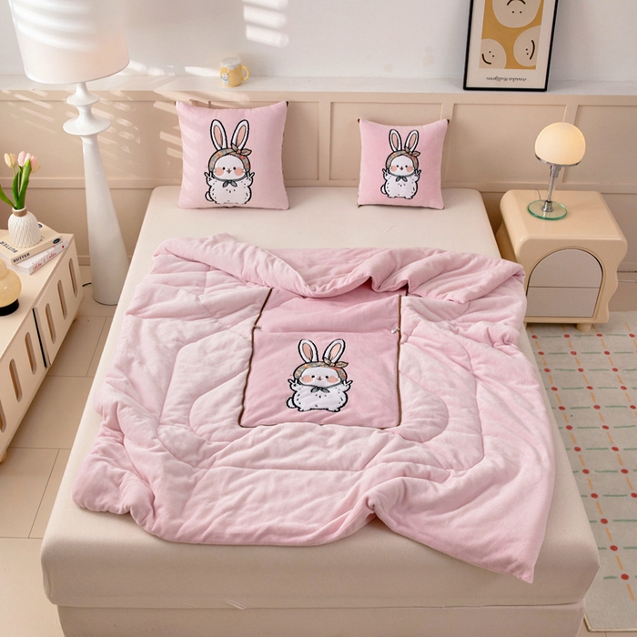 91家纺网 家纺一手货源 找家纺 阳光依佰抱枕被 2025秋冬新款牛奶绒多功能抱枕被系列-大耳兔 大耳兔---樱花粉