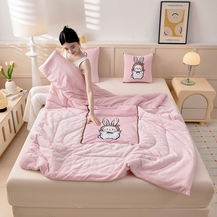 91家纺网 家纺一手货源 找家纺 阳光依佰抱枕被 2025秋冬新款牛奶绒多功能抱枕被系列-大耳兔 大耳兔---樱花粉