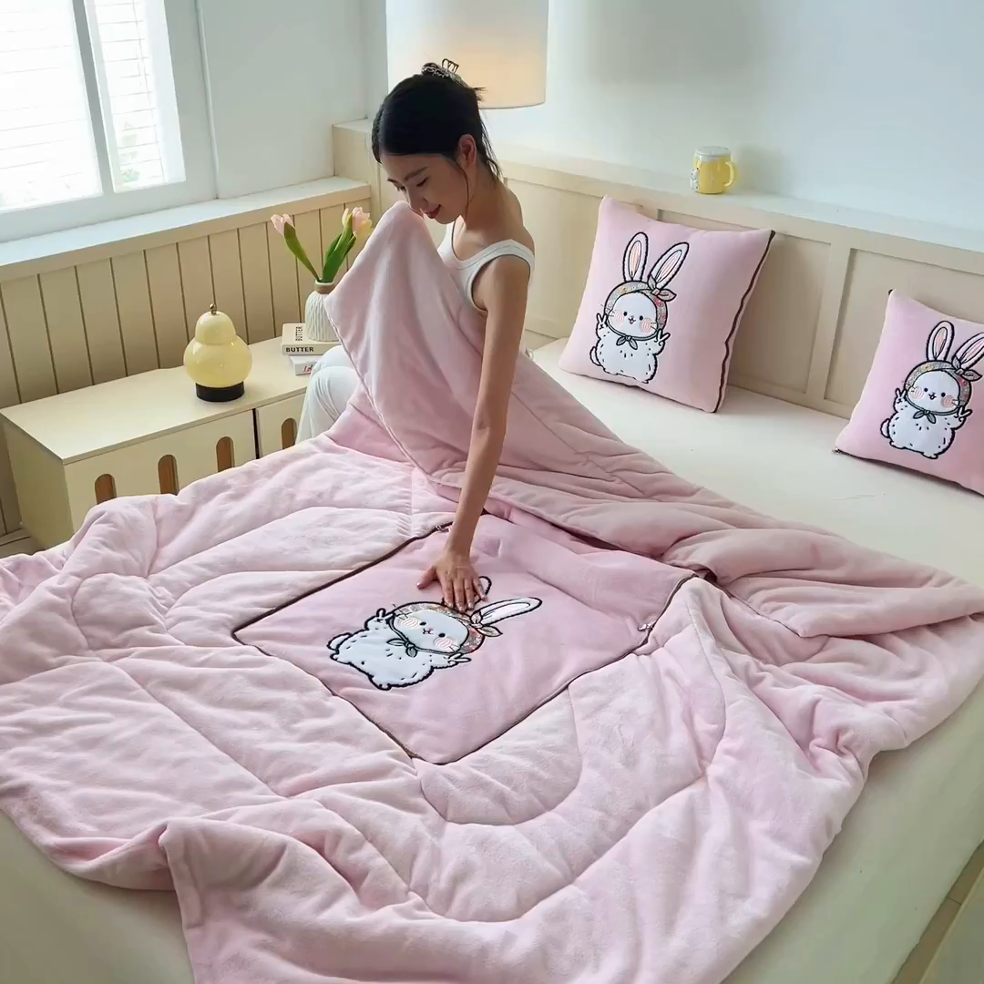 91家纺网 家纺一手货源 找家纺 阳光依佰抱枕被 2025秋冬新款牛奶绒多功能抱枕被系列-大耳兔 大耳兔---樱花粉