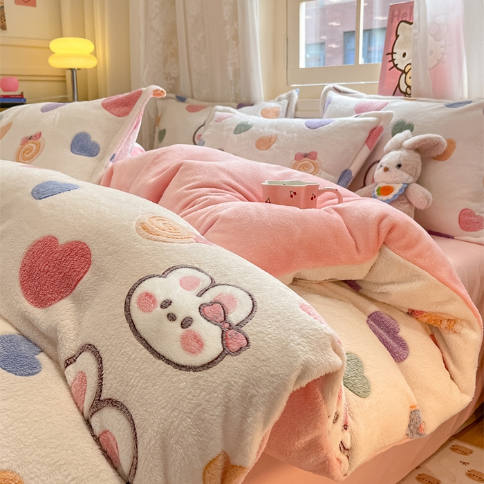 91家纺网 家纺一手货源 找家纺 川悦生活 2025新款立体雪花绒印花大床四件套系列一场景一 泡芙小兔