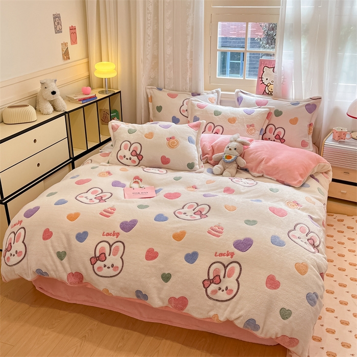 91家纺网 家纺一手货源 找家纺 川悦生活 2025新款立体雪花绒印花大床四件套系列一场景一 泡芙小兔