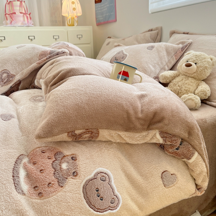 91家纺网 家纺一手货源 找家纺 川悦生活 2025新款立体雪花绒印花大床四件套系列一场景一 巧克力熊