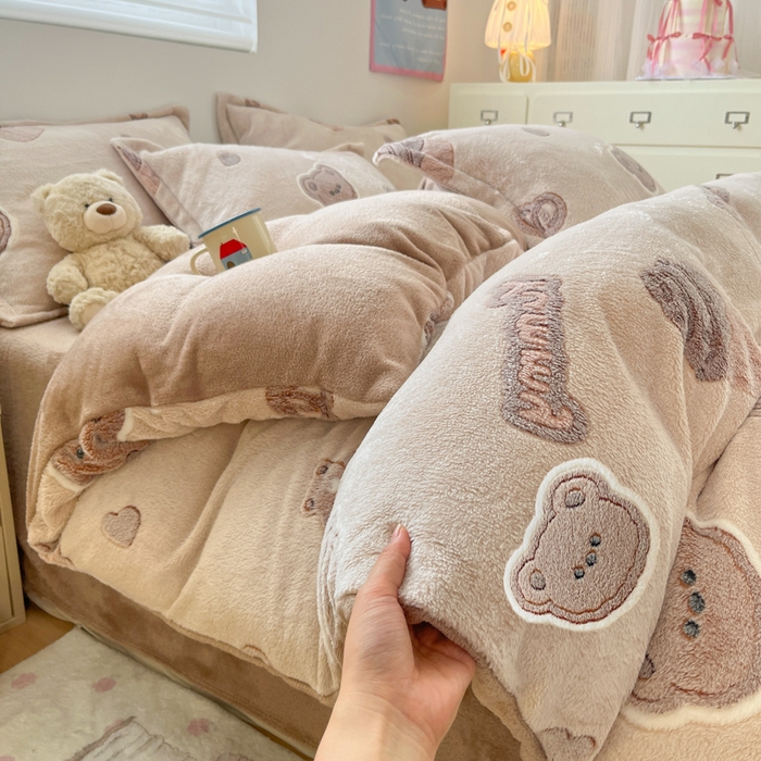 91家纺网 家纺一手货源 找家纺 川悦生活 2025新款立体雪花绒印花大床四件套系列一场景一 巧克力熊