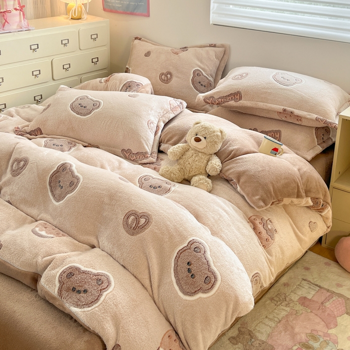 91家纺网 家纺一手货源 找家纺 川悦生活 2025新款立体雪花绒印花大床四件套系列一场景一 巧克力熊