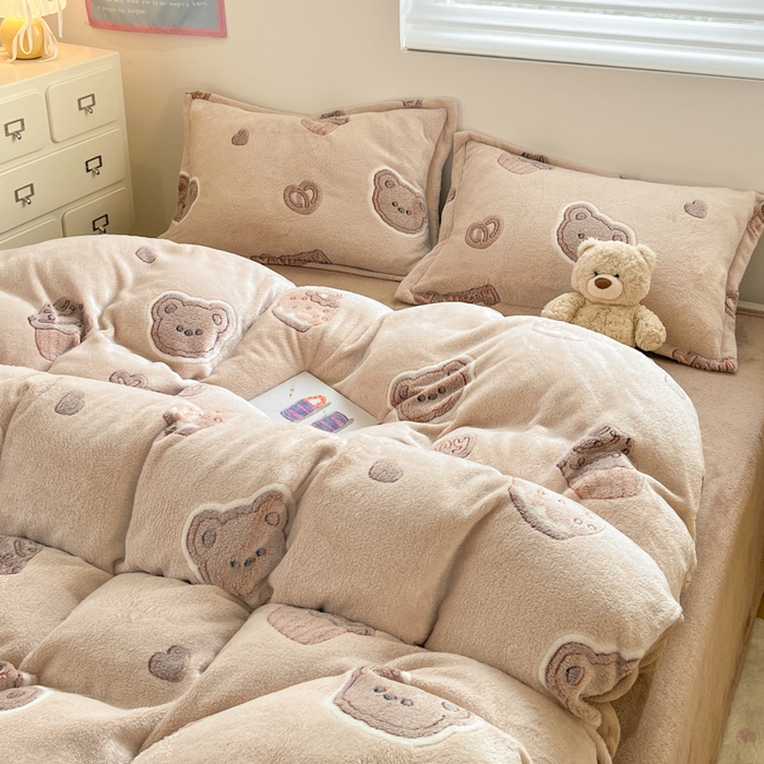 91家纺网 家纺一手货源 找家纺 川悦生活 2025新款立体雪花绒印花大床四件套系列一场景一 巧克力熊