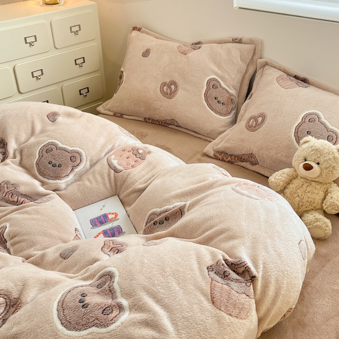 91家纺网 家纺一手货源 找家纺 川悦生活 2025新款立体雪花绒印花大床四件套系列一场景一 巧克力熊