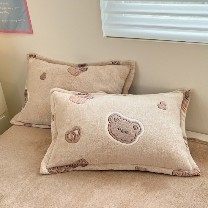 91家纺网 家纺一手货源 找家纺 川悦生活 2025新款立体雪花绒印花大床四件套系列一场景一 巧克力熊