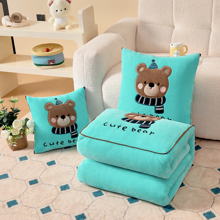 91家纺网 家纺一手货源 找家纺 （总）阳光依佰抱枕被 2025秋冬新款牛奶绒多功能抱枕被系列-抱抱熊