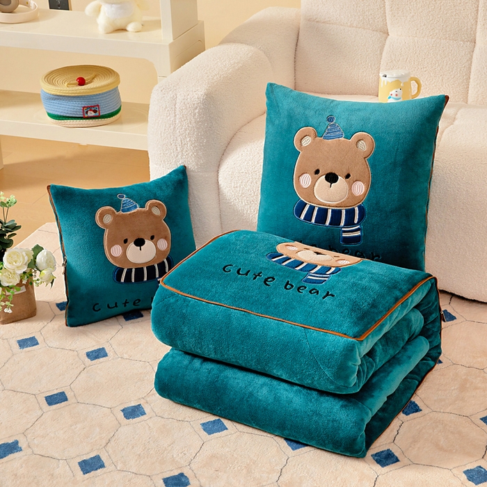 91家纺网 家纺一手货源 找家纺 阳光依佰抱枕被 2025秋冬新款牛奶绒多功能抱枕被系列-抱抱熊 抱抱熊---孔雀绿