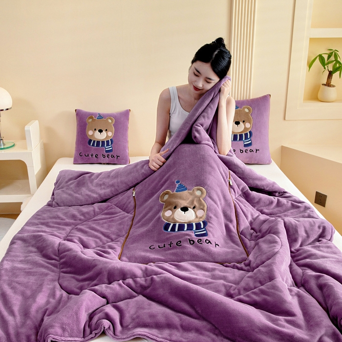 91家纺网 家纺一手货源 找家纺 阳光依佰抱枕被 2025秋冬新款牛奶绒多功能抱枕被系列-抱抱熊 抱抱熊---罗兰紫
