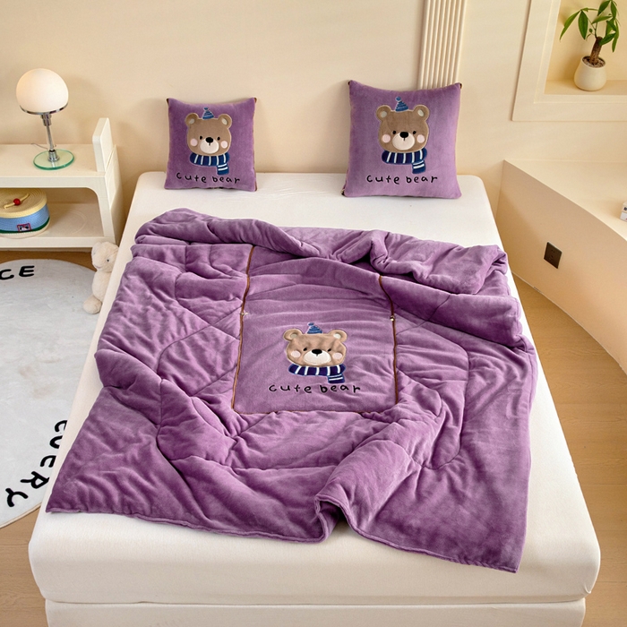 91家纺网 家纺一手货源 找家纺 阳光依佰抱枕被 2025秋冬新款牛奶绒多功能抱枕被系列-抱抱熊 抱抱熊---罗兰紫