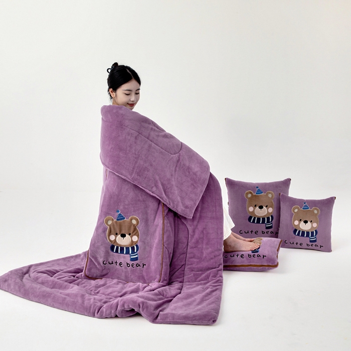 91家纺网 家纺一手货源 找家纺 阳光依佰抱枕被 2025秋冬新款牛奶绒多功能抱枕被系列-抱抱熊 抱抱熊---罗兰紫