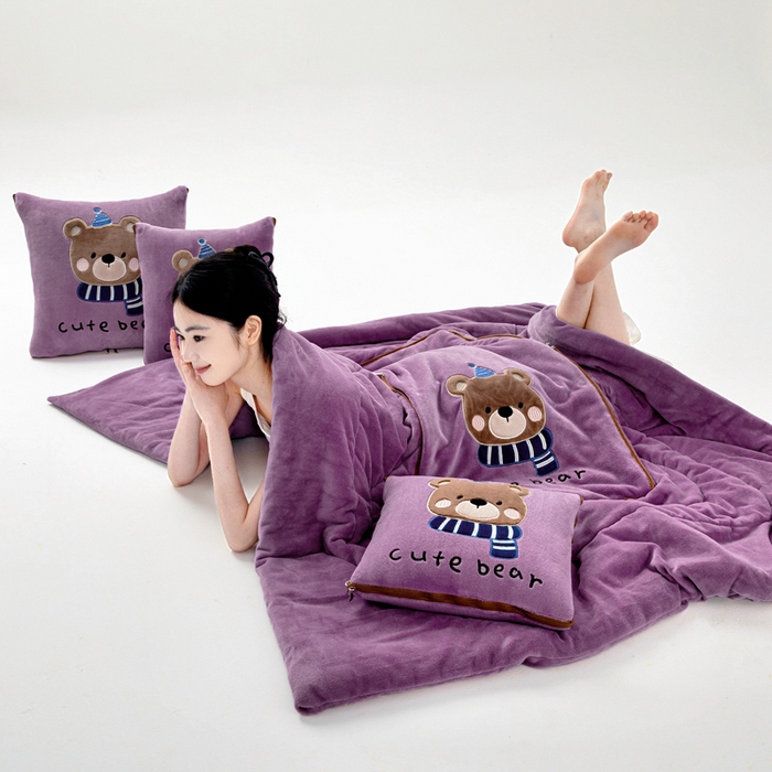 91家纺网 家纺一手货源 找家纺 阳光依佰抱枕被 2025秋冬新款牛奶绒多功能抱枕被系列-抱抱熊 抱抱熊---罗兰紫