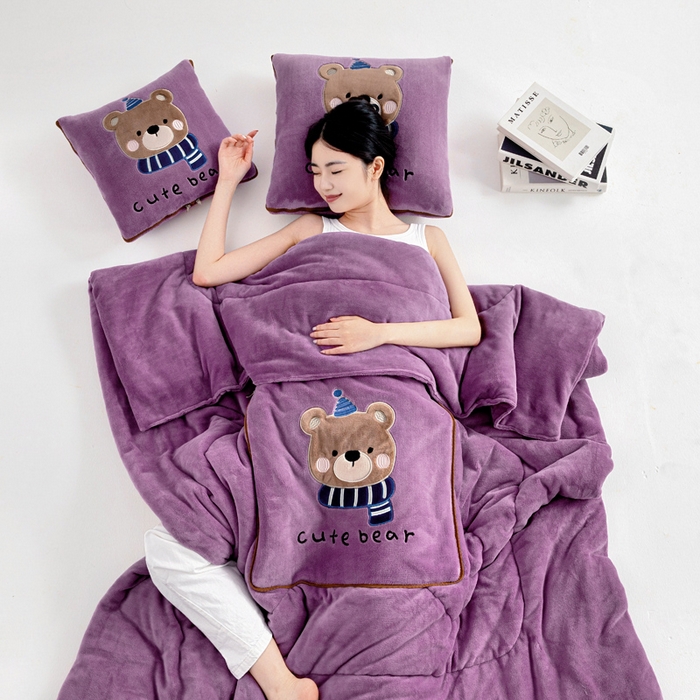 91家纺网 家纺一手货源 找家纺 阳光依佰抱枕被 2025秋冬新款牛奶绒多功能抱枕被系列-抱抱熊 抱抱熊---罗兰紫
