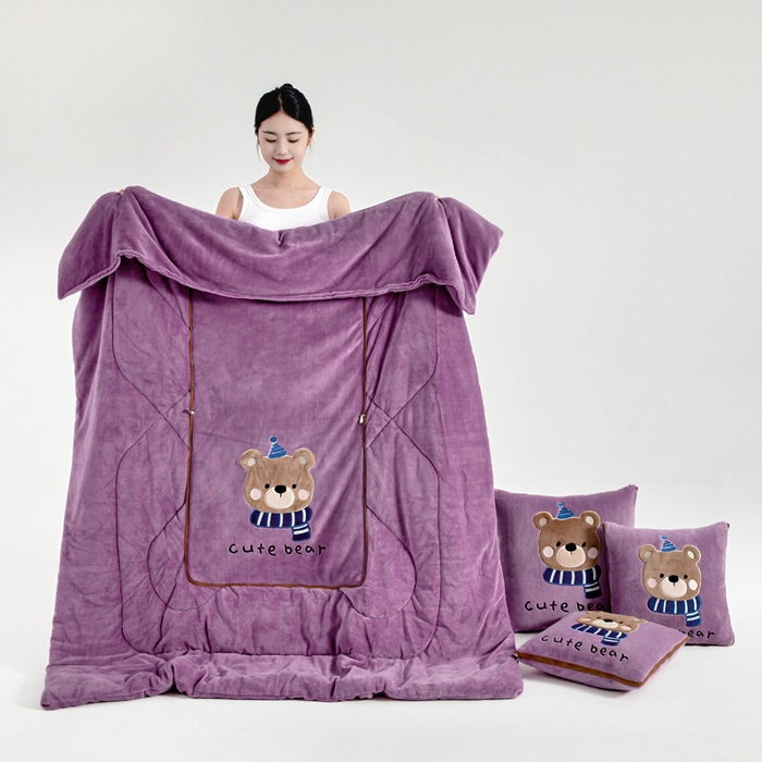 91家纺网 家纺一手货源 找家纺 阳光依佰抱枕被 2025秋冬新款牛奶绒多功能抱枕被系列-抱抱熊 抱抱熊---罗兰紫