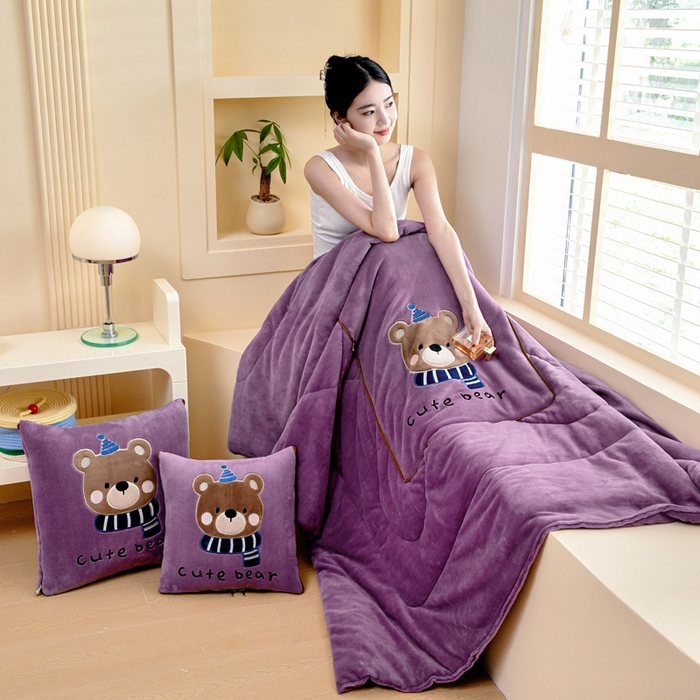 91家纺网 家纺一手货源 找家纺 阳光依佰抱枕被 2025秋冬新款牛奶绒多功能抱枕被系列-抱抱熊 抱抱熊---罗兰紫