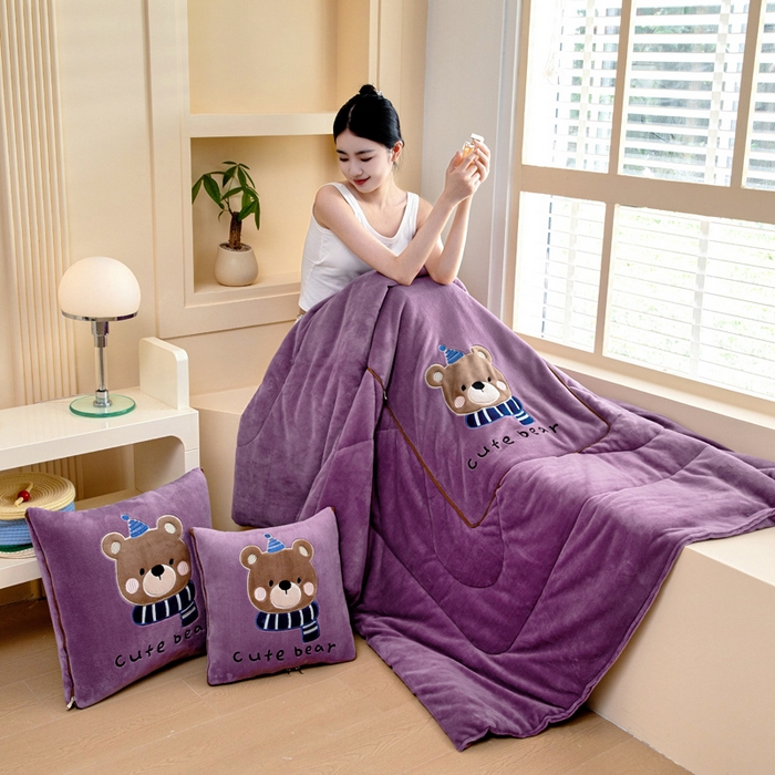 91家纺网 家纺一手货源 找家纺 阳光依佰抱枕被 2025秋冬新款牛奶绒多功能抱枕被系列-抱抱熊 抱抱熊---罗兰紫