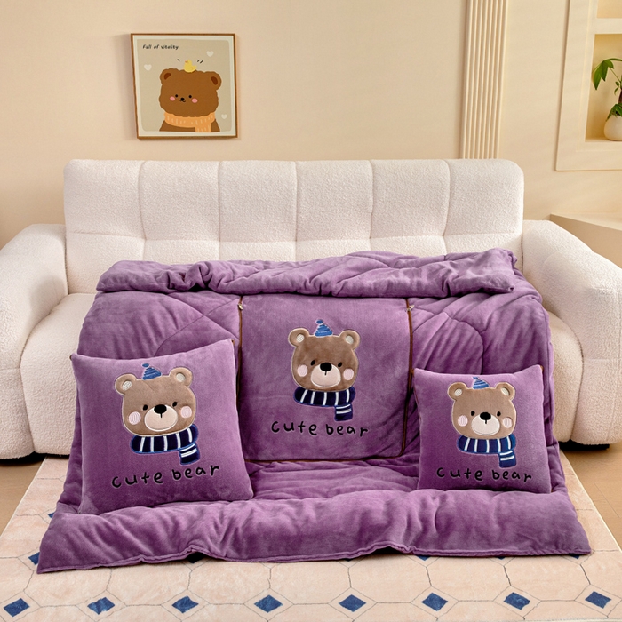 91家纺网 家纺一手货源 找家纺 阳光依佰抱枕被 2025秋冬新款牛奶绒多功能抱枕被系列-抱抱熊 抱抱熊---罗兰紫
