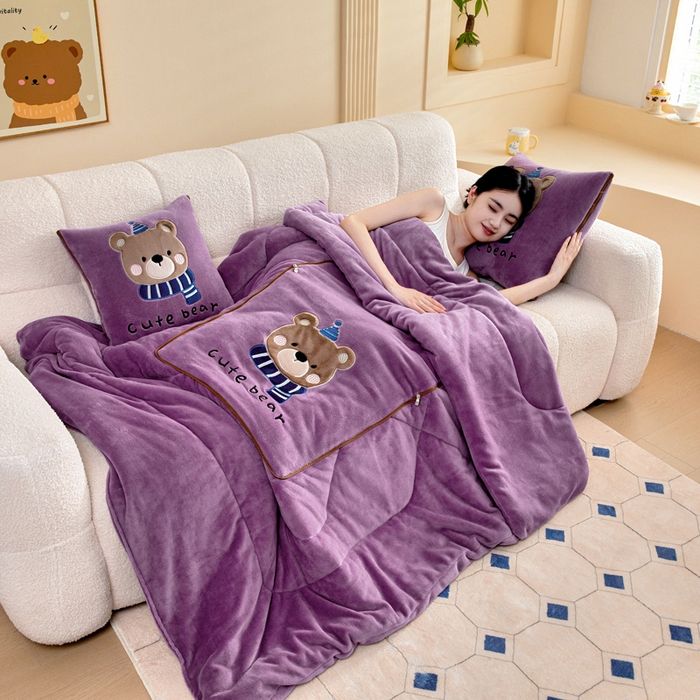 91家纺网 家纺一手货源 找家纺 阳光依佰抱枕被 2025秋冬新款牛奶绒多功能抱枕被系列-抱抱熊 抱抱熊---罗兰紫