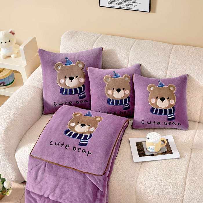 91家纺网 家纺一手货源 找家纺 阳光依佰抱枕被 2025秋冬新款牛奶绒多功能抱枕被系列-抱抱熊 抱抱熊---罗兰紫