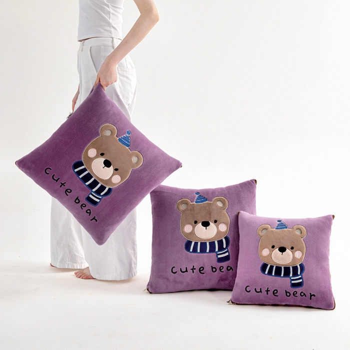 91家纺网 家纺一手货源 找家纺 阳光依佰抱枕被 2025秋冬新款牛奶绒多功能抱枕被系列-抱抱熊 抱抱熊---罗兰紫