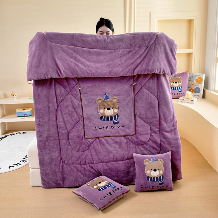 91家纺网 家纺一手货源 找家纺 阳光依佰抱枕被 2025秋冬新款牛奶绒多功能抱枕被系列-抱抱熊 抱抱熊---罗兰紫