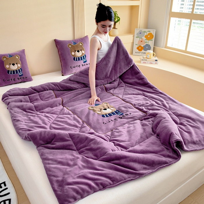 91家纺网 家纺一手货源 找家纺 阳光依佰抱枕被 2025秋冬新款牛奶绒多功能抱枕被系列-抱抱熊 抱抱熊---罗兰紫