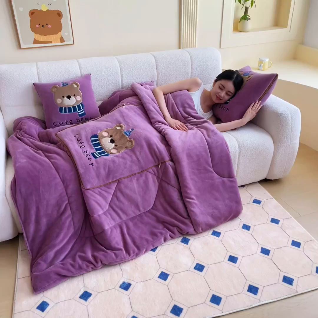91家纺网 家纺一手货源 找家纺 阳光依佰抱枕被 2025秋冬新款牛奶绒多功能抱枕被系列-抱抱熊 抱抱熊---罗兰紫