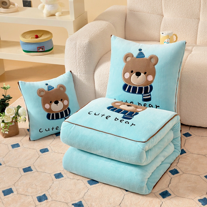 阳光依佰抱枕被 2025秋冬新款牛奶绒多功能抱枕被系列-抱抱熊 抱抱熊---浅蓝色