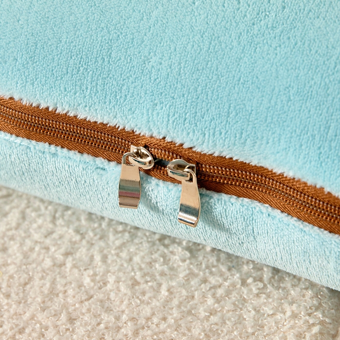 91家纺网 家纺一手货源 找家纺 阳光依佰抱枕被 2025秋冬新款牛奶绒多功能抱枕被系列-抱抱熊 抱抱熊---浅蓝色