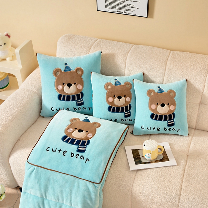 91家纺网 家纺一手货源 找家纺 阳光依佰抱枕被 2025秋冬新款牛奶绒多功能抱枕被系列-抱抱熊 抱抱熊---浅蓝色