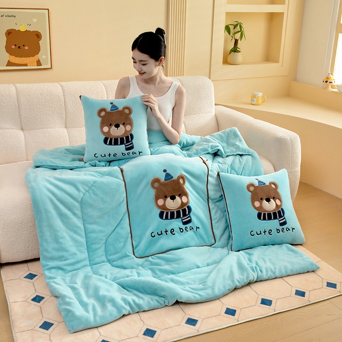 91家纺网 家纺一手货源 找家纺 阳光依佰抱枕被 2025秋冬新款牛奶绒多功能抱枕被系列-抱抱熊 抱抱熊---浅蓝色