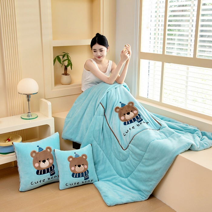 91家纺网 家纺一手货源 找家纺 阳光依佰抱枕被 2025秋冬新款牛奶绒多功能抱枕被系列-抱抱熊 抱抱熊---浅蓝色