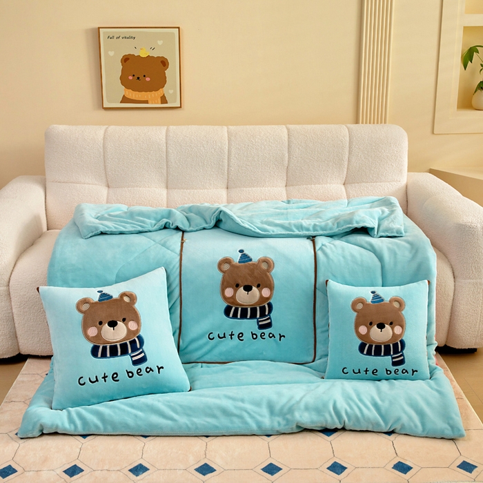 91家纺网 家纺一手货源 找家纺 阳光依佰抱枕被 2025秋冬新款牛奶绒多功能抱枕被系列-抱抱熊 抱抱熊---浅蓝色