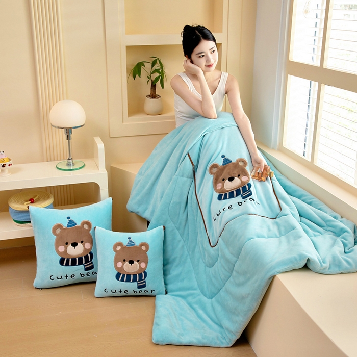 91家纺网 家纺一手货源 找家纺 阳光依佰抱枕被 2025秋冬新款牛奶绒多功能抱枕被系列-抱抱熊 抱抱熊---浅蓝色