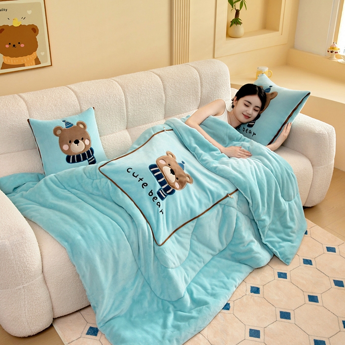91家纺网 家纺一手货源 找家纺 阳光依佰抱枕被 2025秋冬新款牛奶绒多功能抱枕被系列-抱抱熊 抱抱熊---浅蓝色