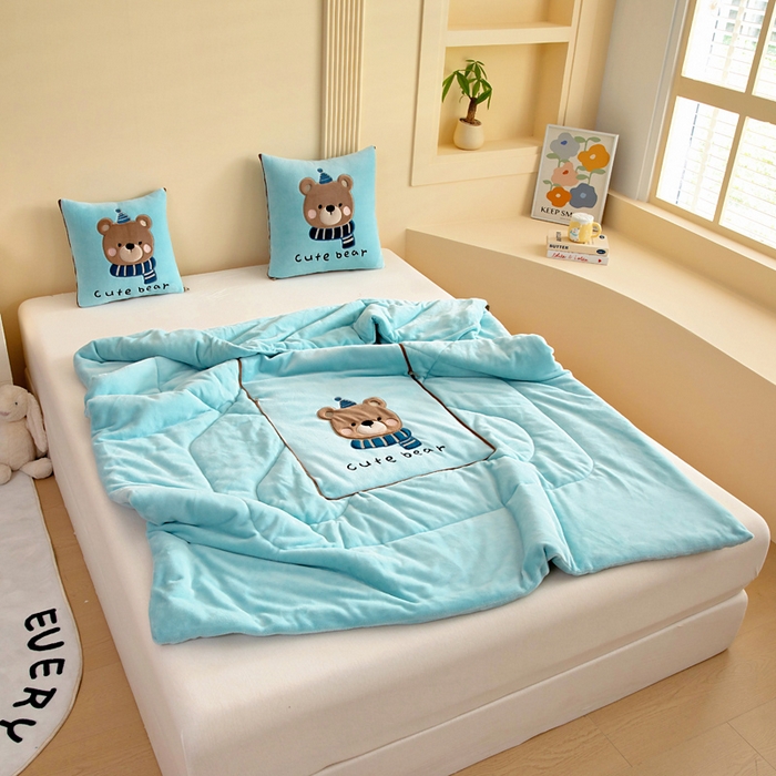 91家纺网 家纺一手货源 找家纺 阳光依佰抱枕被 2025秋冬新款牛奶绒多功能抱枕被系列-抱抱熊 抱抱熊---浅蓝色