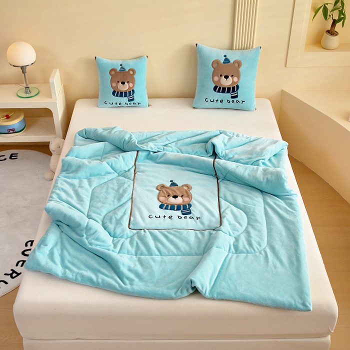 91家纺网 家纺一手货源 找家纺 阳光依佰抱枕被 2025秋冬新款牛奶绒多功能抱枕被系列-抱抱熊 抱抱熊---浅蓝色