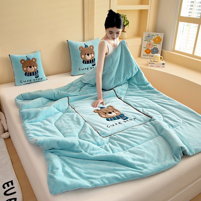 91家纺网 家纺一手货源 找家纺 阳光依佰抱枕被 2025秋冬新款牛奶绒多功能抱枕被系列-抱抱熊 抱抱熊---浅蓝色