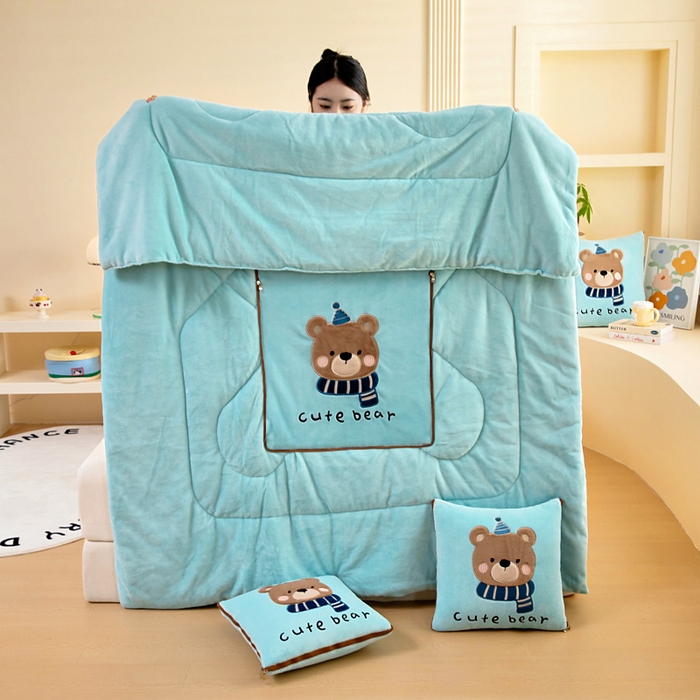 91家纺网 家纺一手货源 找家纺 阳光依佰抱枕被 2025秋冬新款牛奶绒多功能抱枕被系列-抱抱熊 抱抱熊---浅蓝色