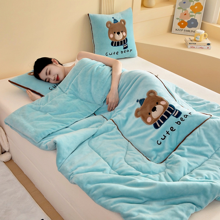 91家纺网 家纺一手货源 找家纺 阳光依佰抱枕被 2025秋冬新款牛奶绒多功能抱枕被系列-抱抱熊 抱抱熊---浅蓝色