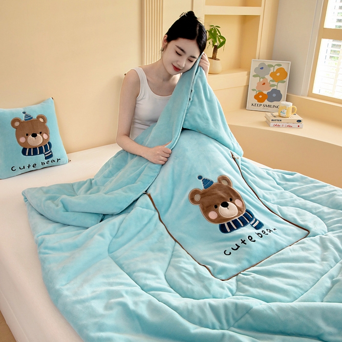 91家纺网 家纺一手货源 找家纺 阳光依佰抱枕被 2025秋冬新款牛奶绒多功能抱枕被系列-抱抱熊 抱抱熊---浅蓝色