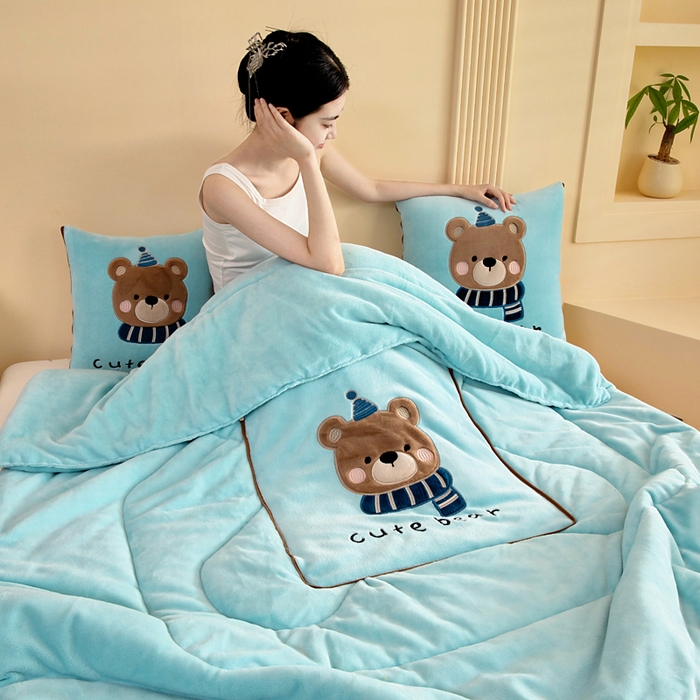 91家纺网 家纺一手货源 找家纺 阳光依佰抱枕被 2025秋冬新款牛奶绒多功能抱枕被系列-抱抱熊 抱抱熊---浅蓝色