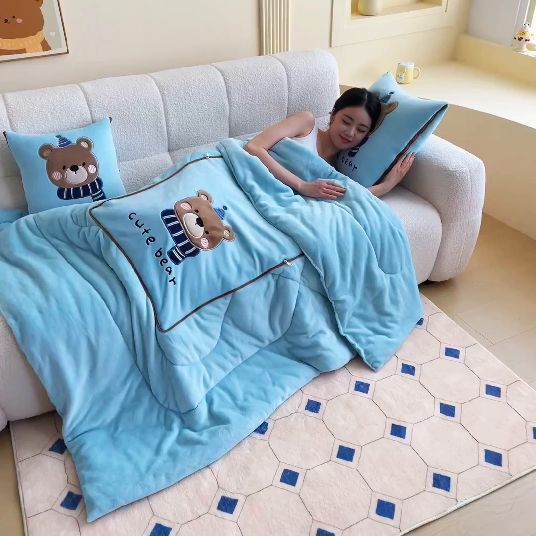 91家纺网 家纺一手货源 找家纺 阳光依佰抱枕被 2025秋冬新款牛奶绒多功能抱枕被系列-抱抱熊 抱抱熊---浅蓝色