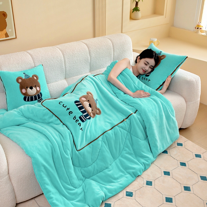 91家纺网 家纺一手货源 找家纺 阳光依佰抱枕被 2025秋冬新款牛奶绒多功能抱枕被系列-抱抱熊 抱抱熊---宝石兰