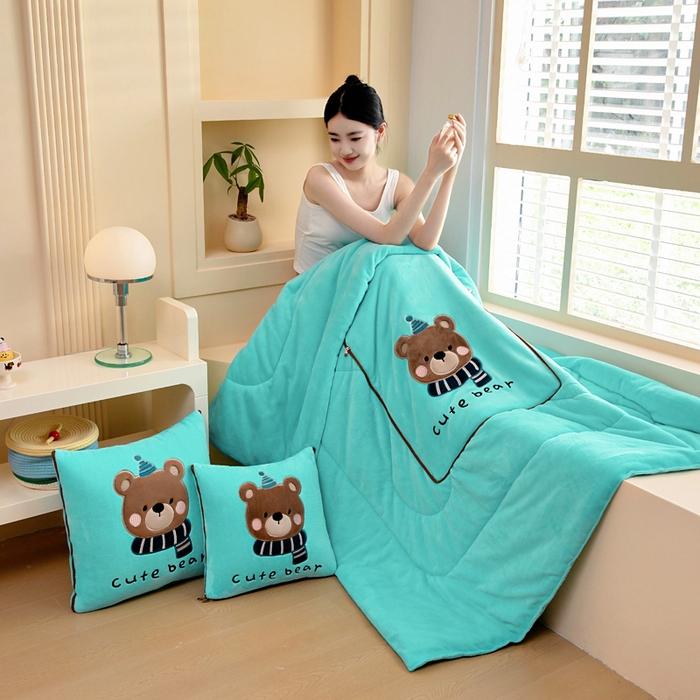 91家纺网 家纺一手货源 找家纺 阳光依佰抱枕被 2025秋冬新款牛奶绒多功能抱枕被系列-抱抱熊 抱抱熊---宝石兰