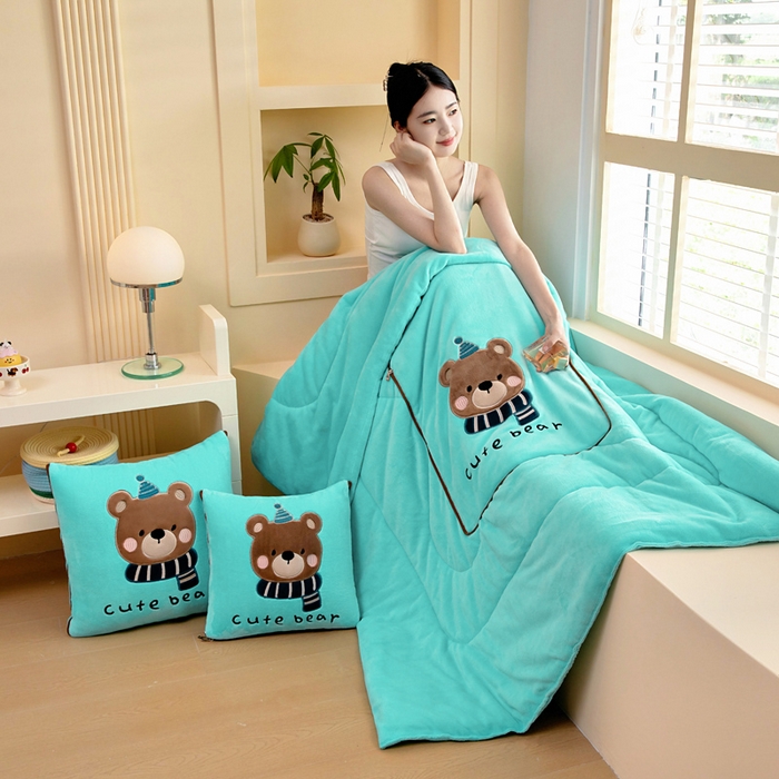 91家纺网 家纺一手货源 找家纺 阳光依佰抱枕被 2025秋冬新款牛奶绒多功能抱枕被系列-抱抱熊 抱抱熊---宝石兰