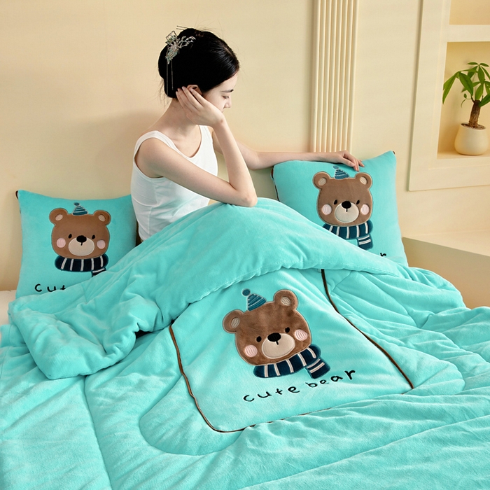 91家纺网 家纺一手货源 找家纺 阳光依佰抱枕被 2025秋冬新款牛奶绒多功能抱枕被系列-抱抱熊 抱抱熊---宝石兰