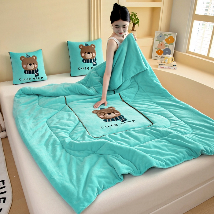 91家纺网 家纺一手货源 找家纺 阳光依佰抱枕被 2025秋冬新款牛奶绒多功能抱枕被系列-抱抱熊 抱抱熊---宝石兰