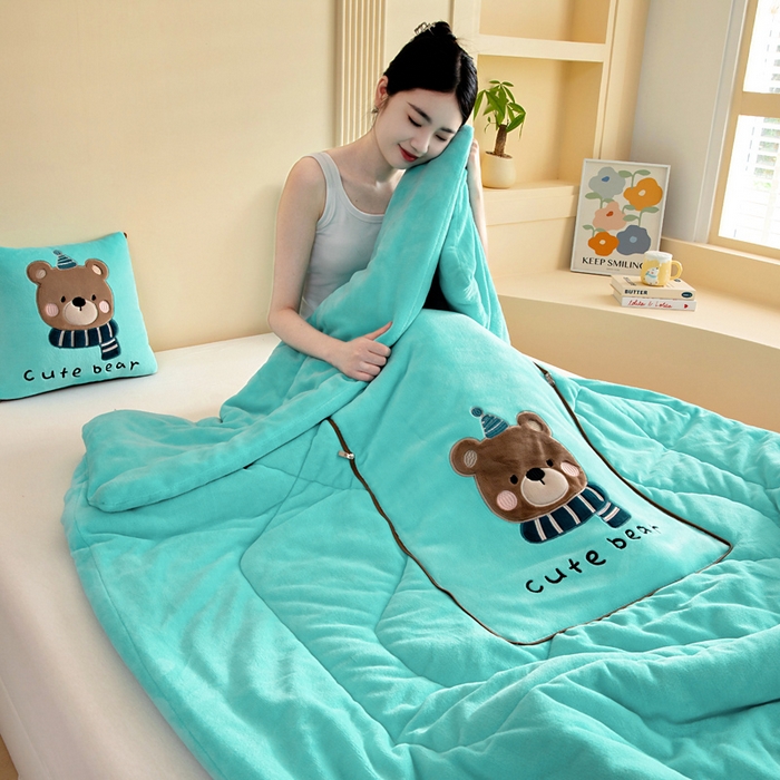 91家纺网 家纺一手货源 找家纺 阳光依佰抱枕被 2025秋冬新款牛奶绒多功能抱枕被系列-抱抱熊 抱抱熊---宝石兰